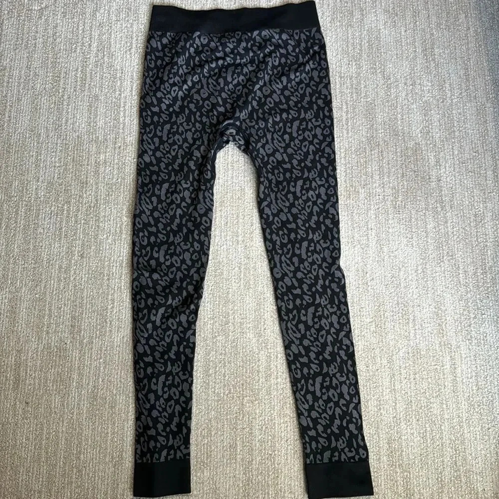 Steve Madden Women’s Leopard Print Leggings Size S Black Gray Seamless Tights - Picture 9 of 9